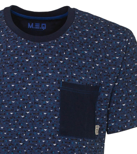 Blauw T-shirt met all-over driehoekjes print, donkerblauw borstzakje en ronde hals, onderdeel van pyjama set