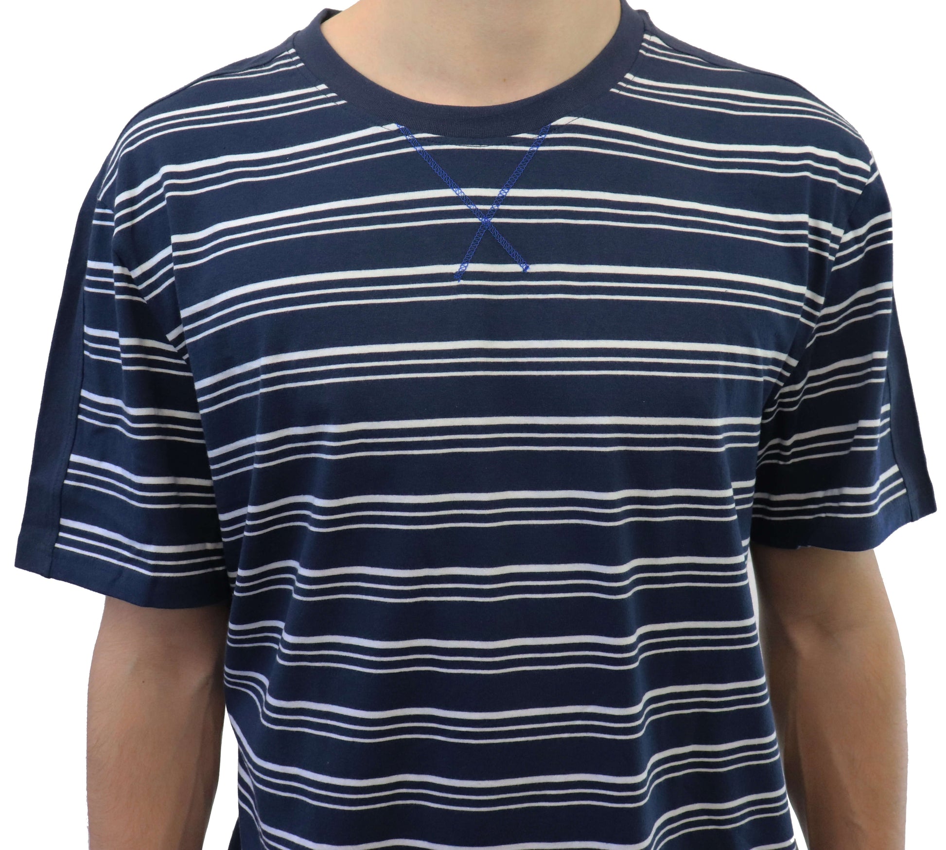 Donkermet witte strepen heren T-shirt, ronde hals, korte mouwen, met blauw kruissteek detail.