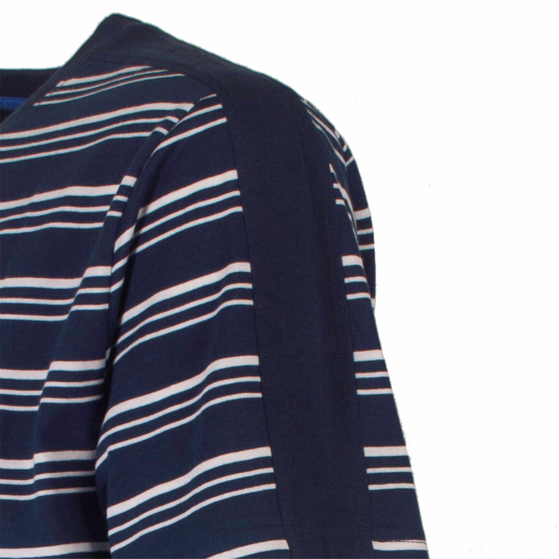 Close-up van donkerblauwe gestreepte stof met lichtere horizontale strepen, vermoedelijk van een pyjama set.