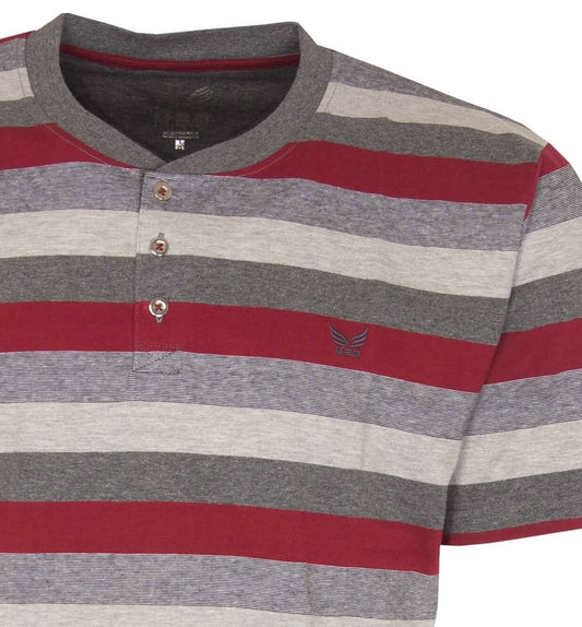 Gestreepte heren pyjama top in grijs en rood met korte mouwen, ronde hals en drie knoopsluiting.