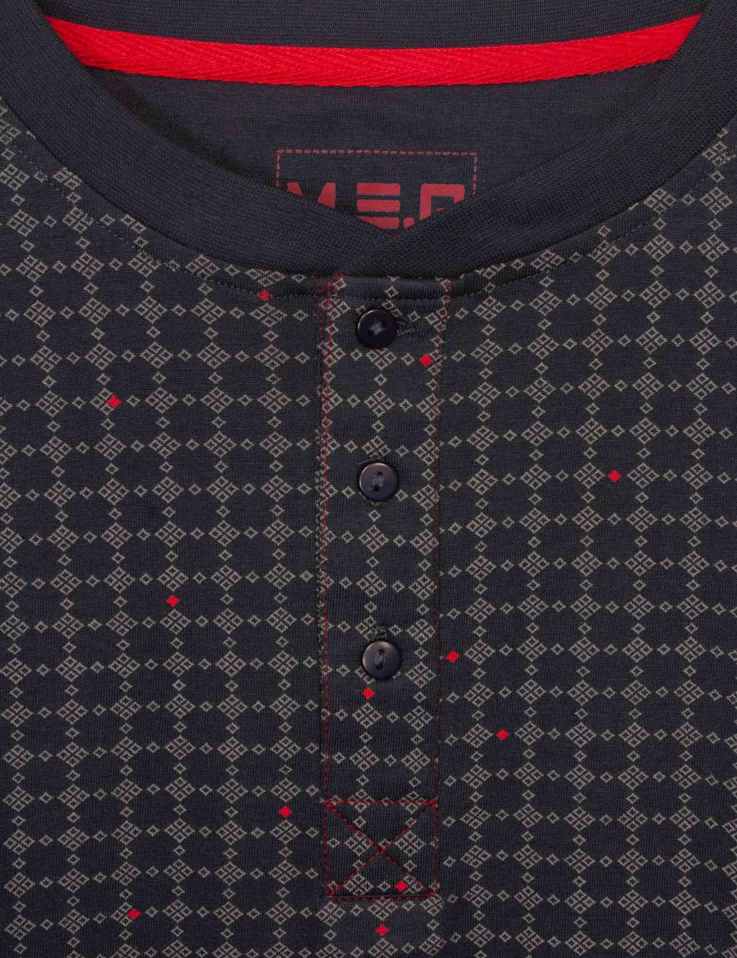 Grijze shortama top met geometrisch patroon, rode accenten, knoopsluiting en MEQ-logo op de borst.