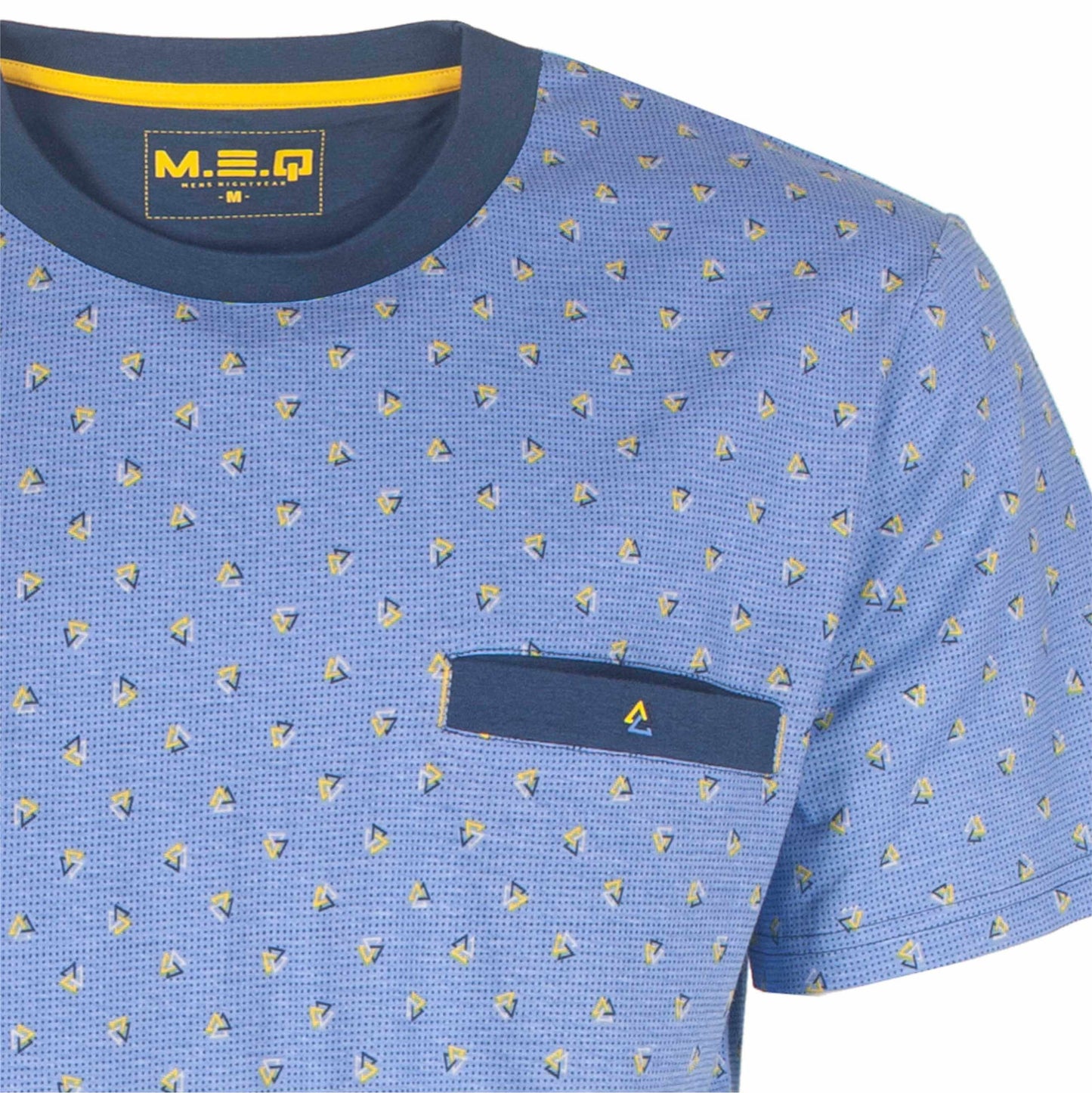 Lichtblauwe pyjama t-shirt met korte mouwen, bedrukt met kleine gele driehoekjes en een donkerblauw borstzakje