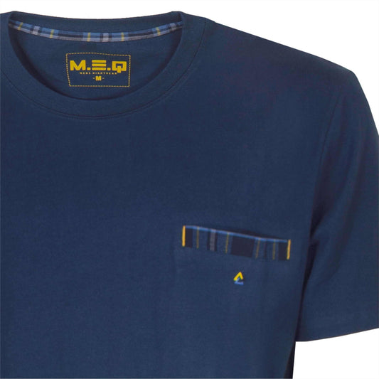 Marineblauw T-shirt met korte mouwen, deel van pyjama set. Geel MEQ-logo en geruit detail op de borst.