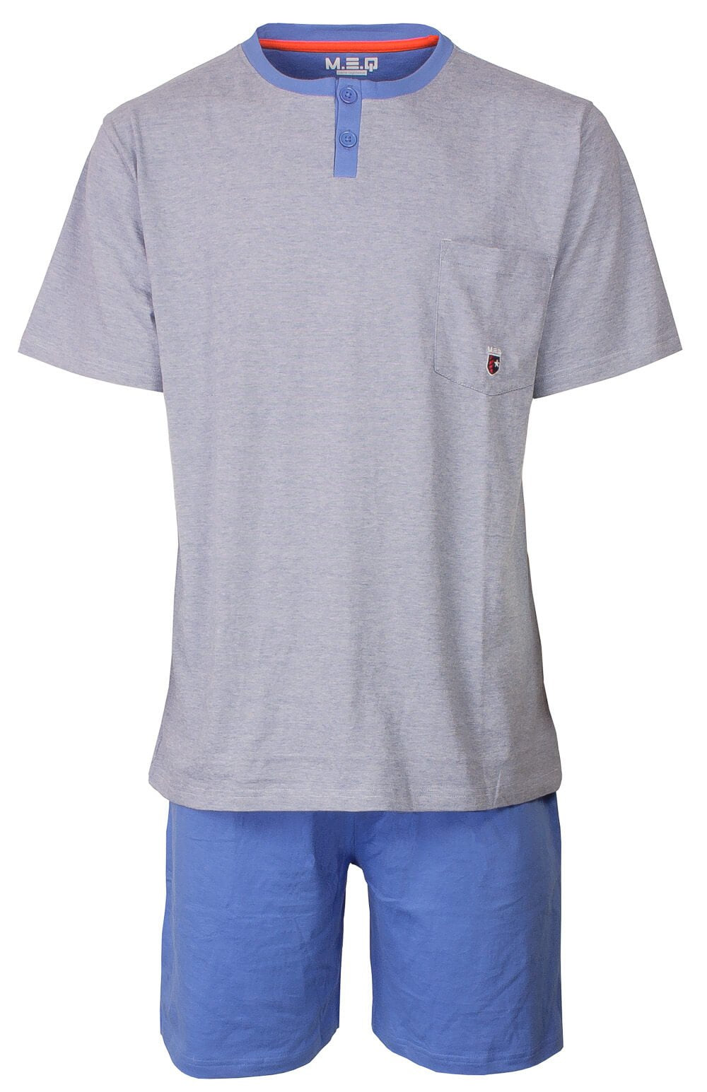 Grijze T-shirt met blauwe kraag en knoopjes, blauwe korte broek. MEQ logo op borstzakje. Katoenen pyjama set.