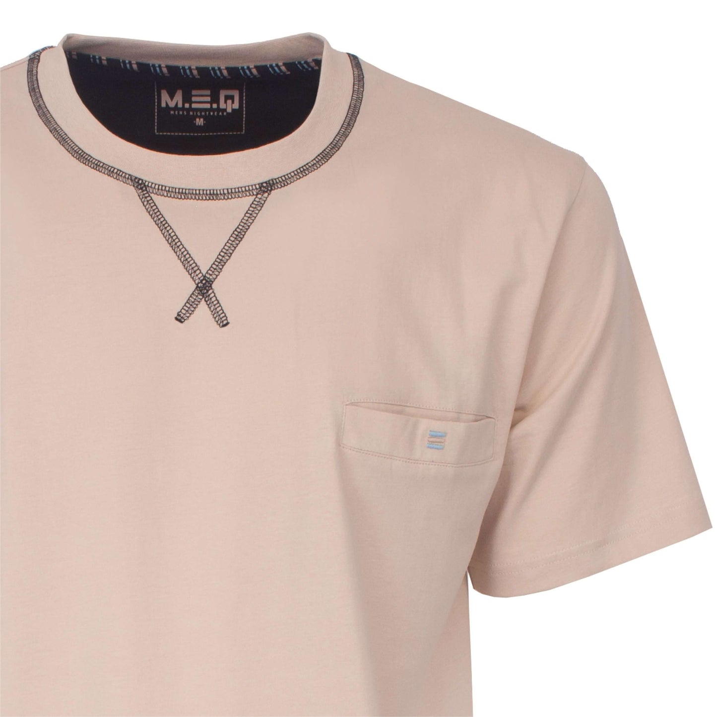 Beige heren shortama met ronde hals en borstzakje. De hals heeft een decoratieve zwarte stiksellijn.