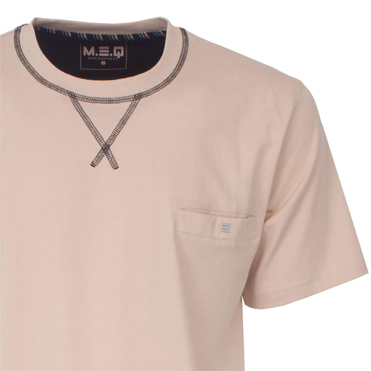 Beige heren shortama met ronde hals en borstzakje. De hals heeft een decoratieve zwarte stiksellijn.