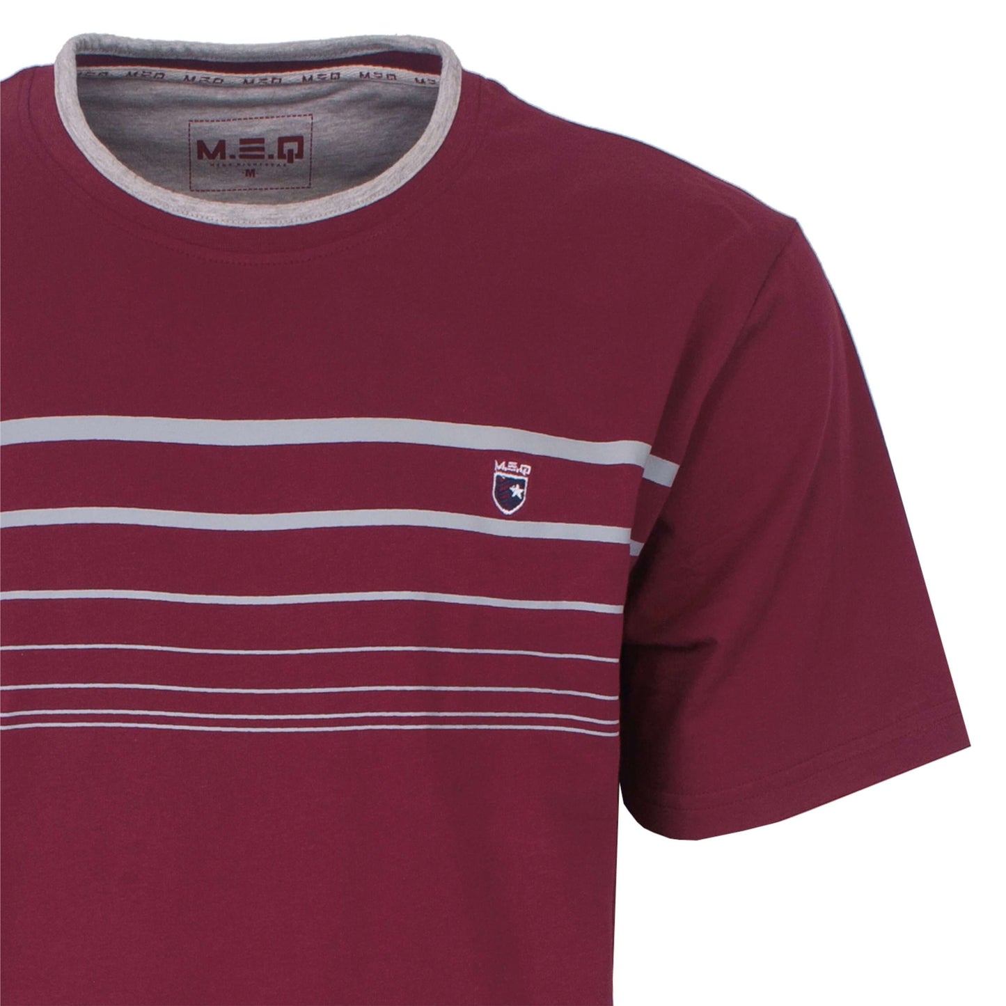 Rood heren t-shirt met ronde hals, witte strepen op de borst en een klein MEQ-logo op de linkerborst.
