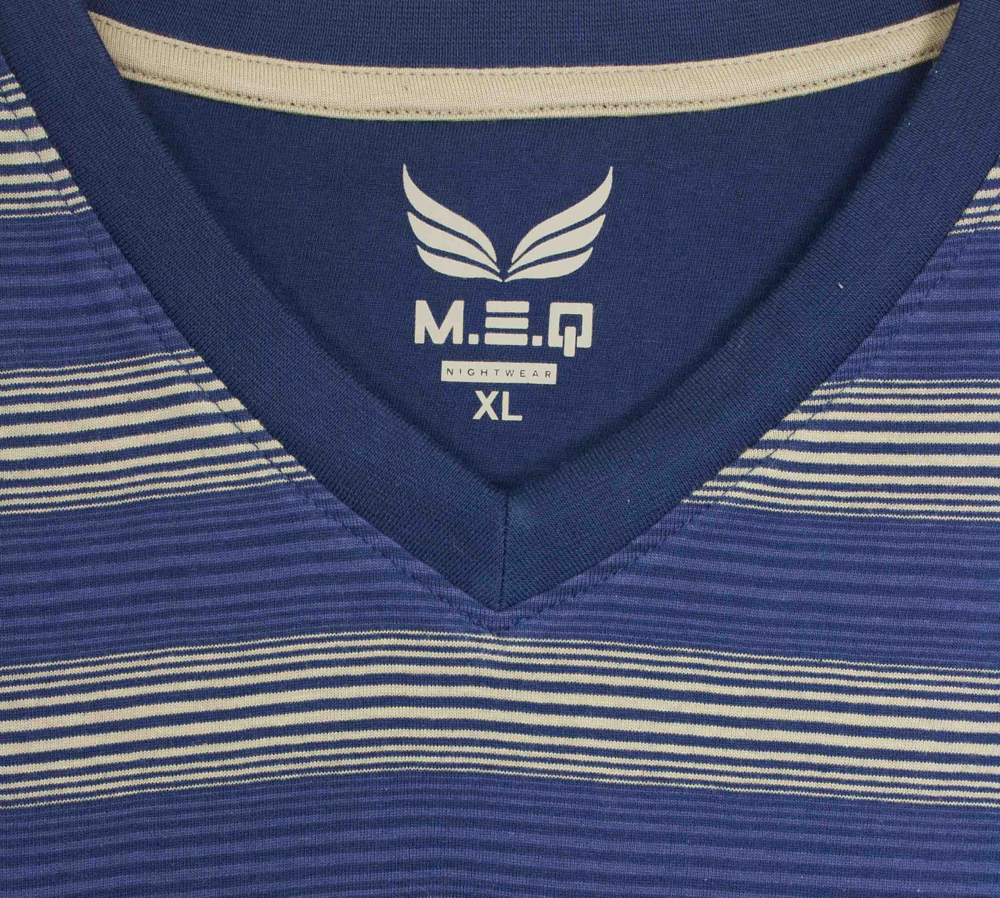 Blauw gestreepte heren pyjama top met V-hals, korte mouwen en MEQ logo. Zichtbaar deel van een effen broek.