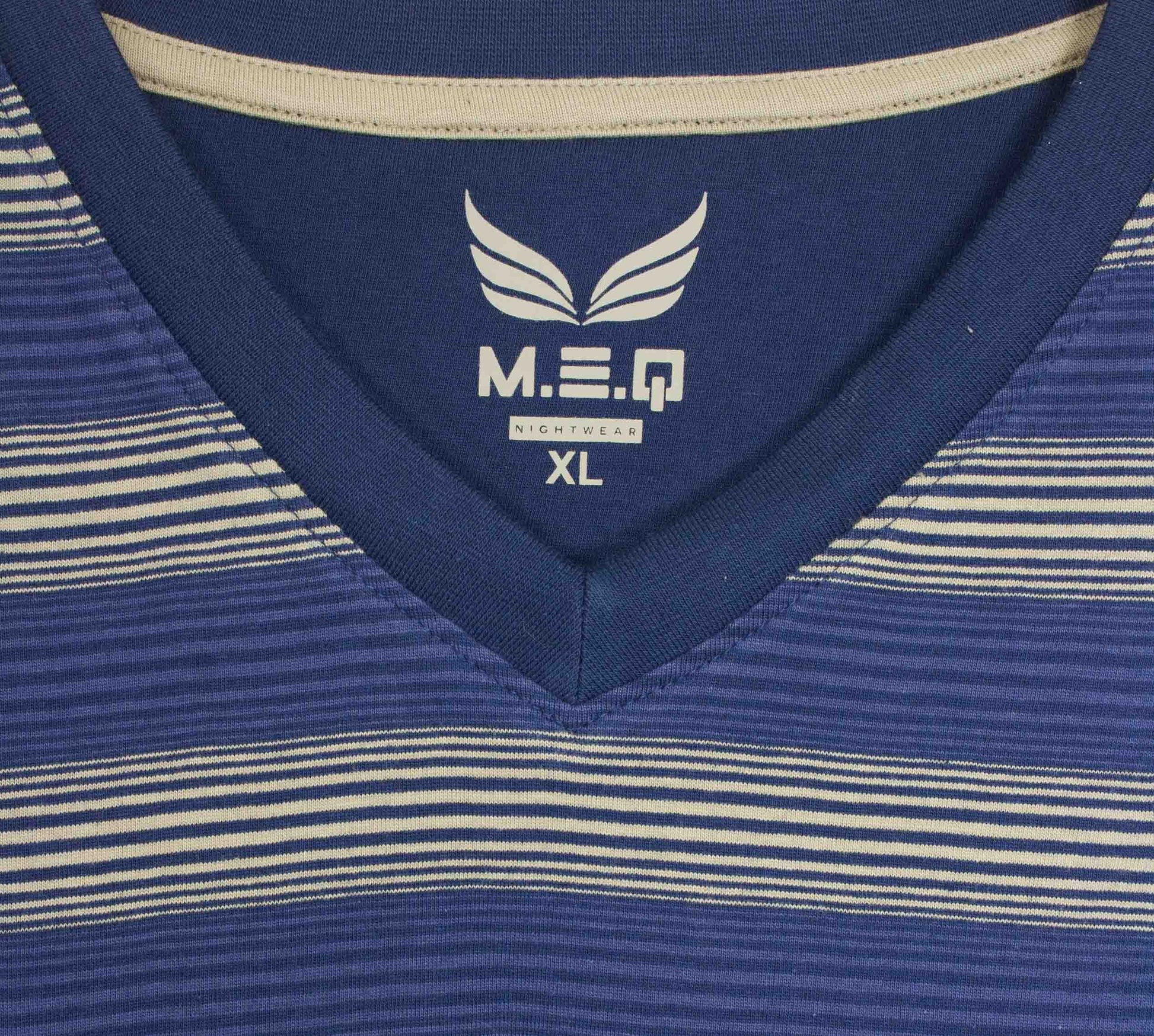 Blauw gestreepte heren pyjama top met V-hals, korte mouwen en MEQ logo. Zichtbaar deel van een effen broek.