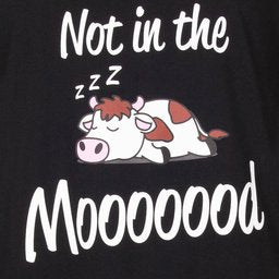 Zwart nachthemd met cartoon van slapende koe en tekst 'Not in the Mooood' in witte letters
