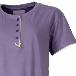 Paars katoenen nachthemd met korte mouwen, ronde hals, knoopsluiting en satijnen strikje en biesjes