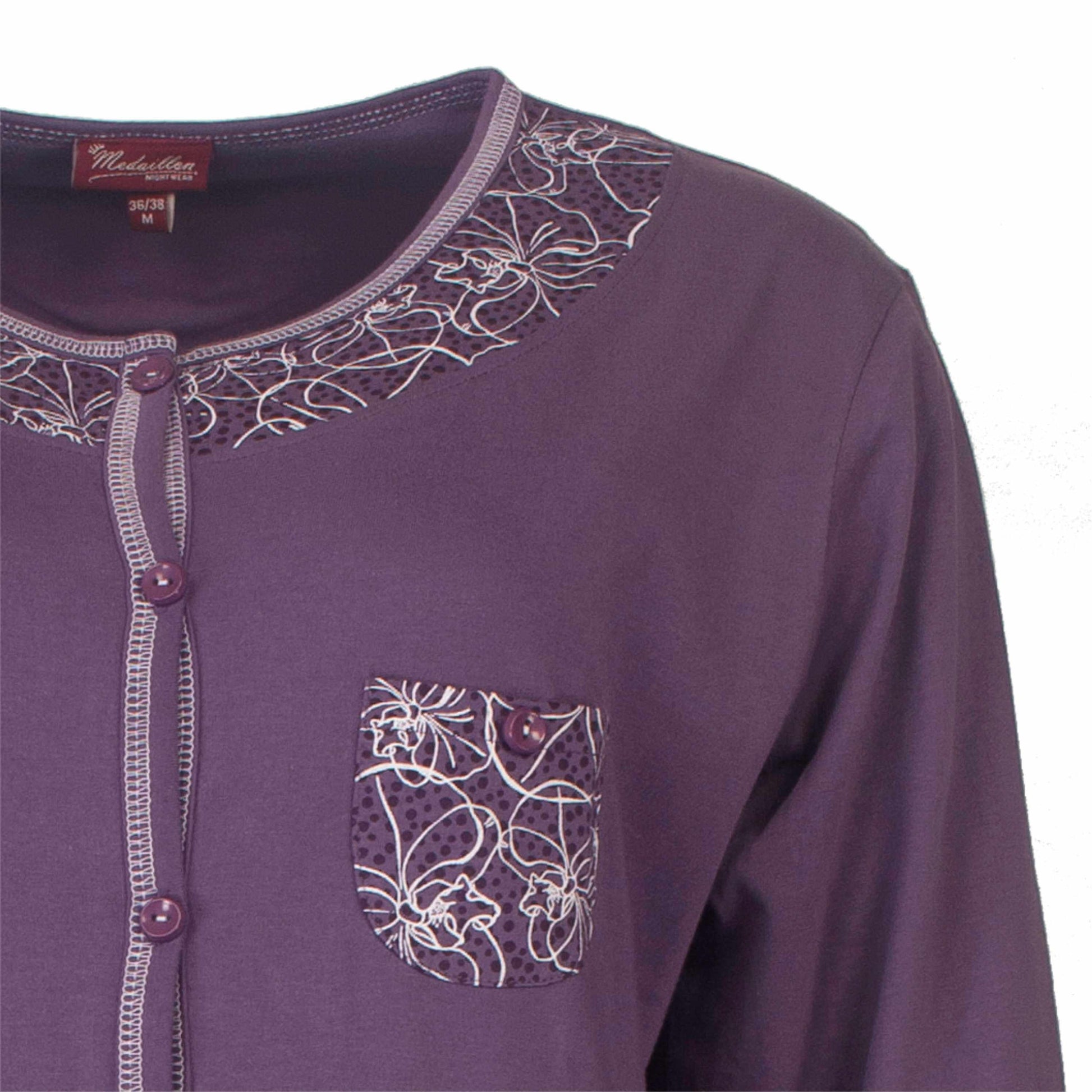 Paars katoenen nachthemd met doorknoop-model, ronde hals en geprinte details op de hals en borstzak