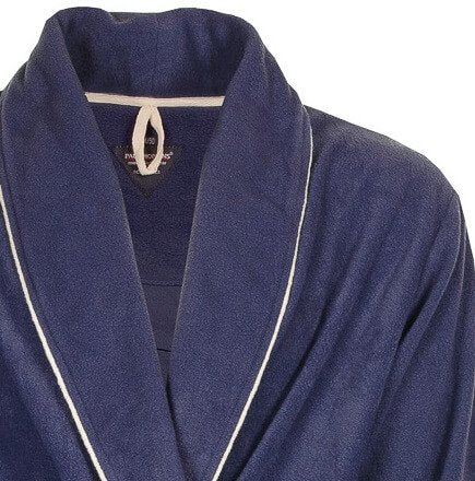 Blauwe badjas van coral fleece met sjaalkraag, lange mouwen en wit biesje langs de randen