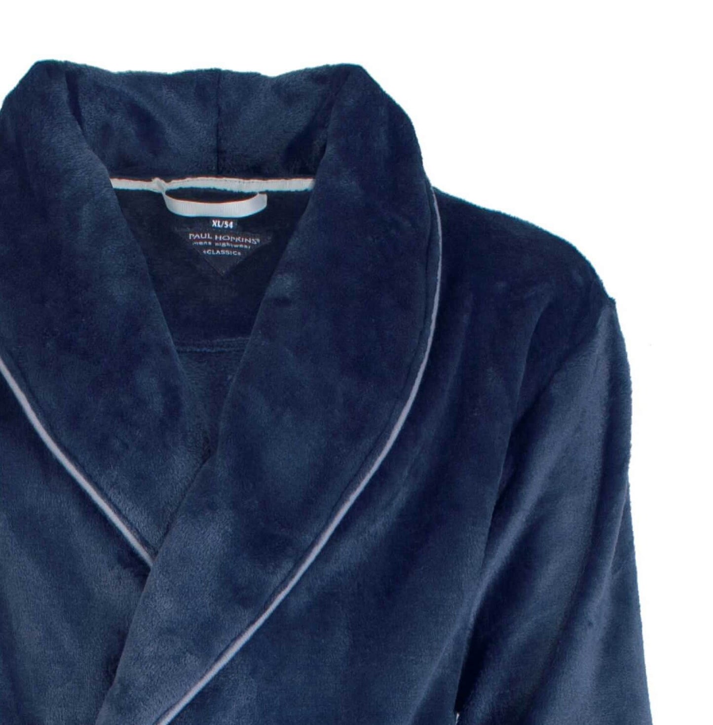 Blauwe fleece badjas met sPaul Hopkins met een comfortabele detail van de kraag en het merk label zichtbaar.