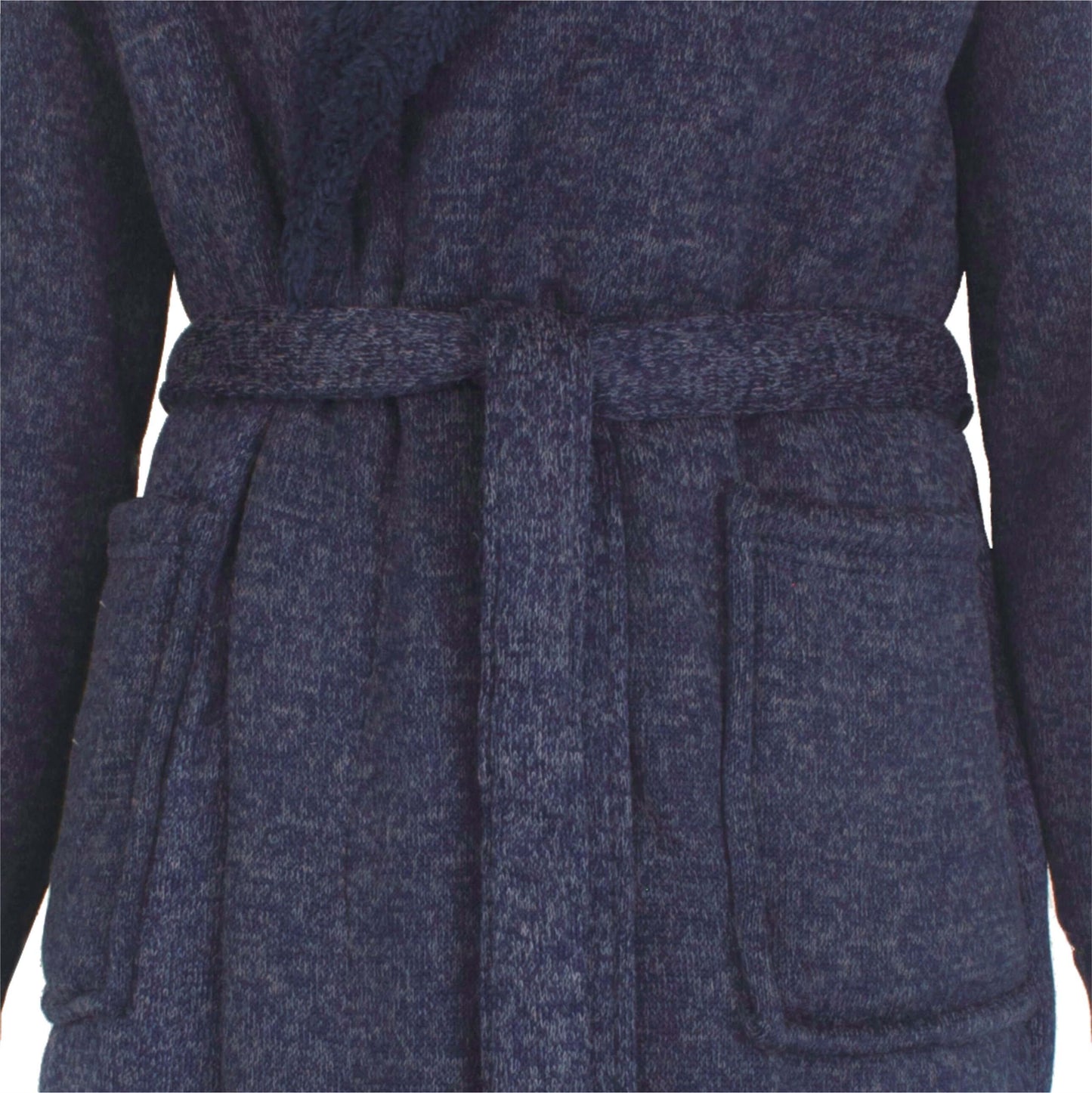 Close-up van een blauwe fleece herenbadjas met ceintuur en opgestikte zakken, gemaakt van rib fleece materiaal.