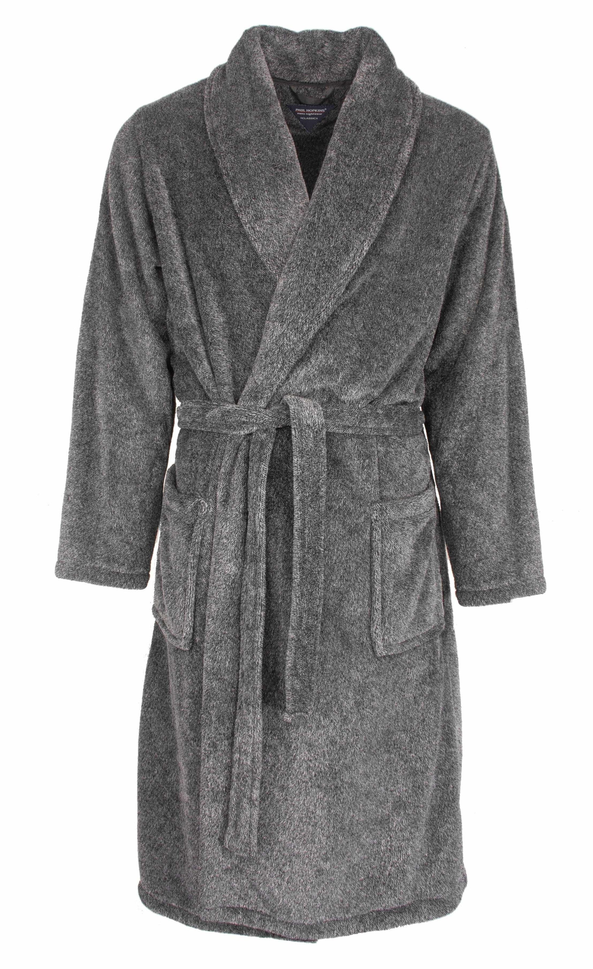 Grijze fleece badjas met sjaalrevers, ceintuur en zakken. Lange mouwen en knielengte.