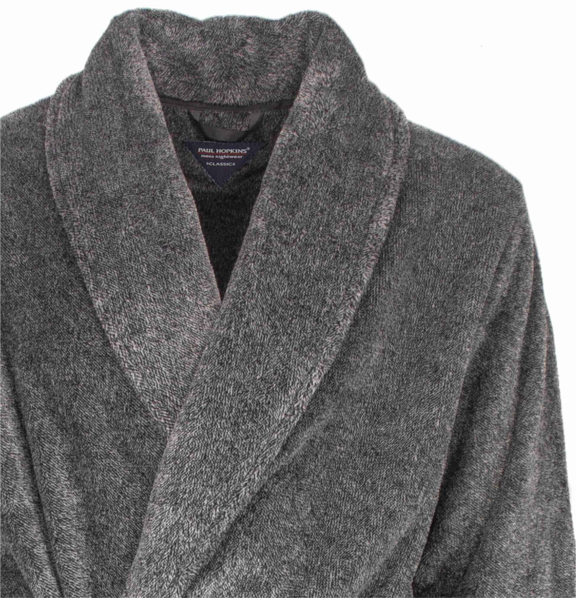 Grijze fleece badjas van Paul Hopkins met brede kraag en zachte textuur, geschikt voor heren.