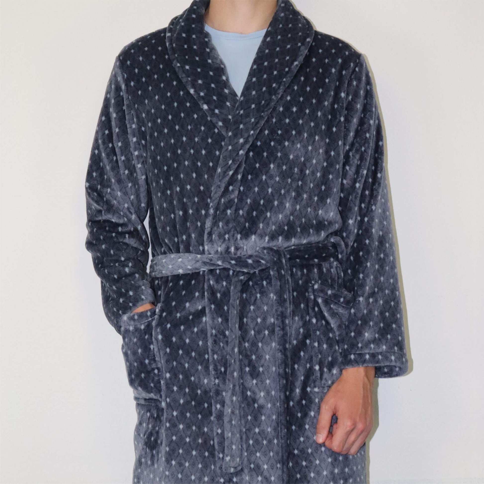 Grijsblauwe fleece badjas met stippenpatroon, sjaalkraag en ceintuur, gedragen door een persoon