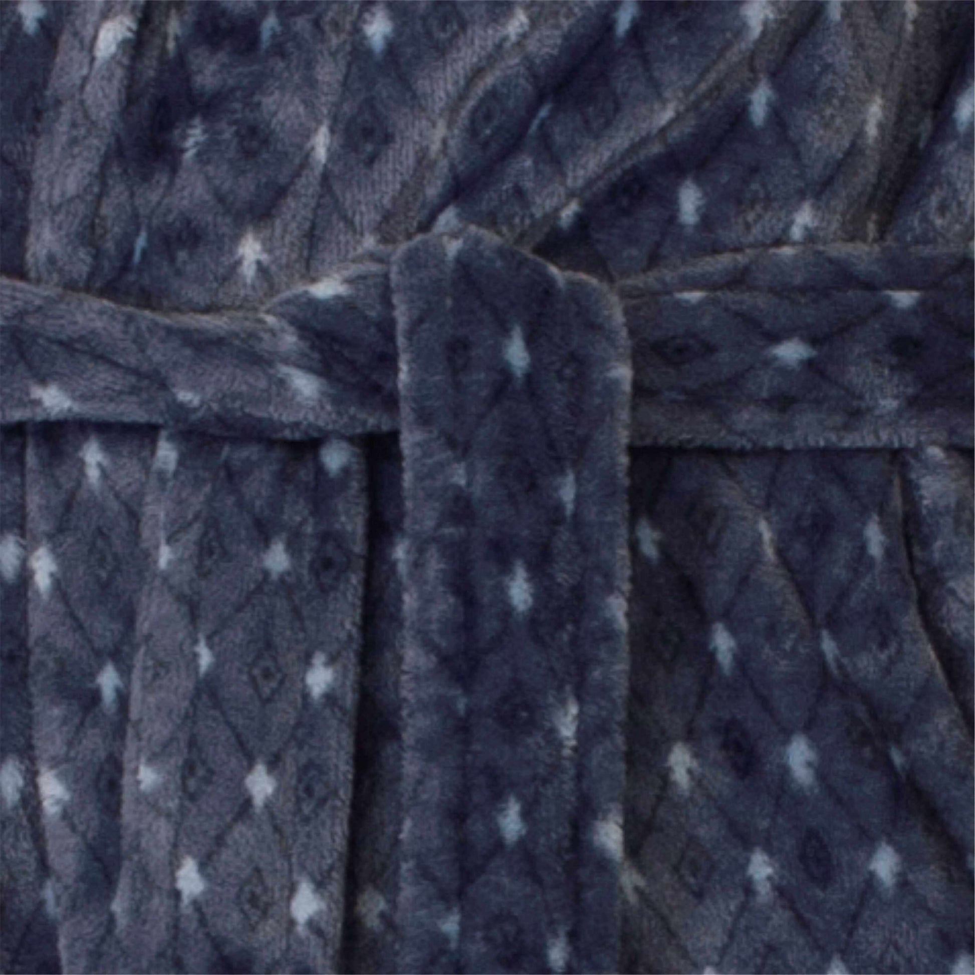 Close-up van een grijsblauwe fleece badjas met een subtiel sterrenpatroon en een opstaande kraag.