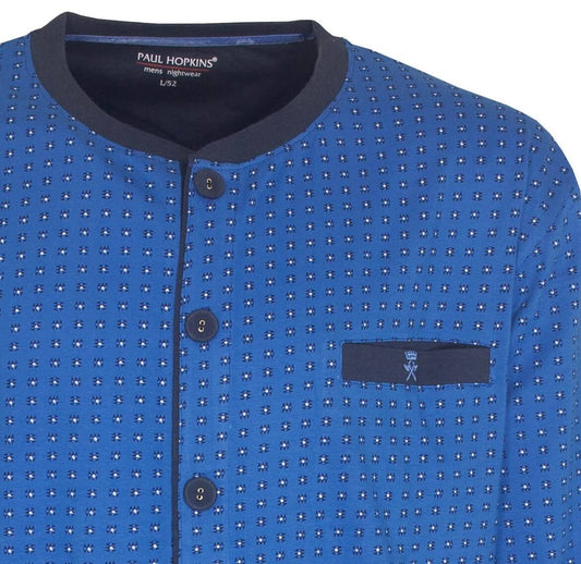 Blauwe Paul Hopkins pyjama top met klein geprint patroon, donkerblauwe kraag, knoopsluiting en borstzakje met logo