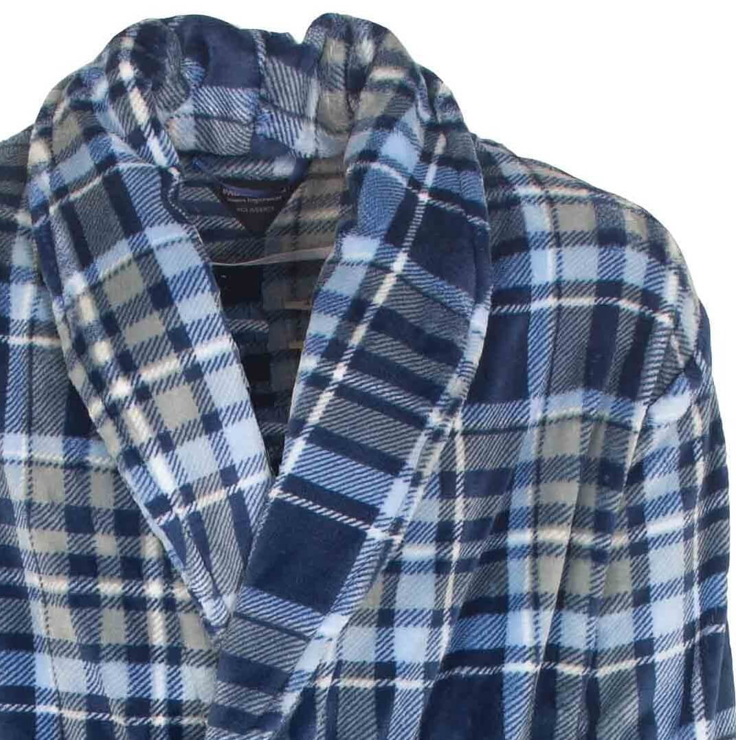 Blauwe geruite fleece kamerjas met opstaande kraag en overslag, gemaakt van zacht materiaal voor comfort.