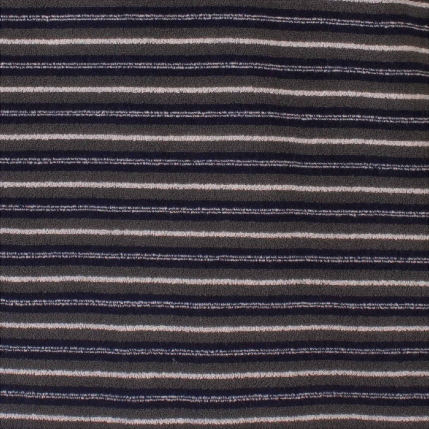 Gestreepte stof met afwisselende banen in donkerblauw, grijs en wit, typisch voor een badstof pyjama.