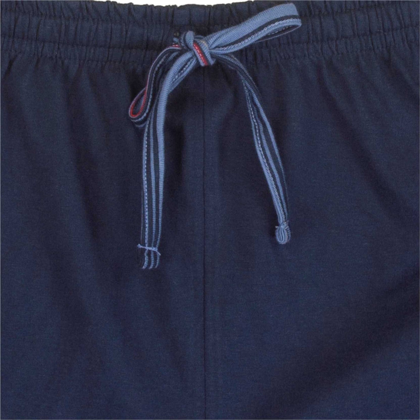 Close-up van een blauwe pyjama broek met een gestreept koord als tailleband en een elastische taille.