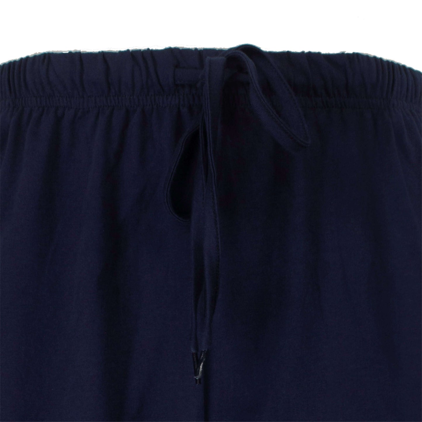 Close-up van de tailleband van een donkerblauwe pyjamabroek met een aantrekkoord en elastische band.
