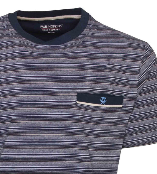 Blauw gestreepte pyjama top van Paul Hopkins met ronde hals, lange mouwen en borstzakje met geborduurd logo.