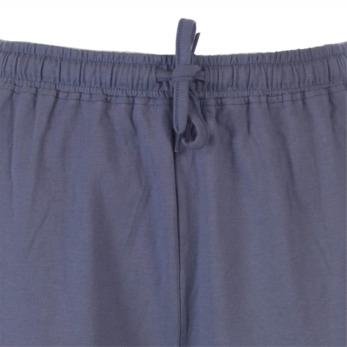 Close-up van een blauwe pyjama broek met elastische tailleband en aantrekkoord in dezelfde kleur.
