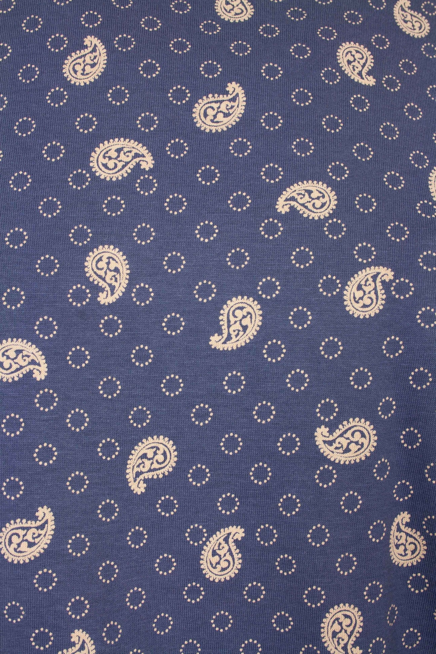 Blauwe stof met beige paisley-print en gestippelde cirkels, typisch patroon voor een pyjama