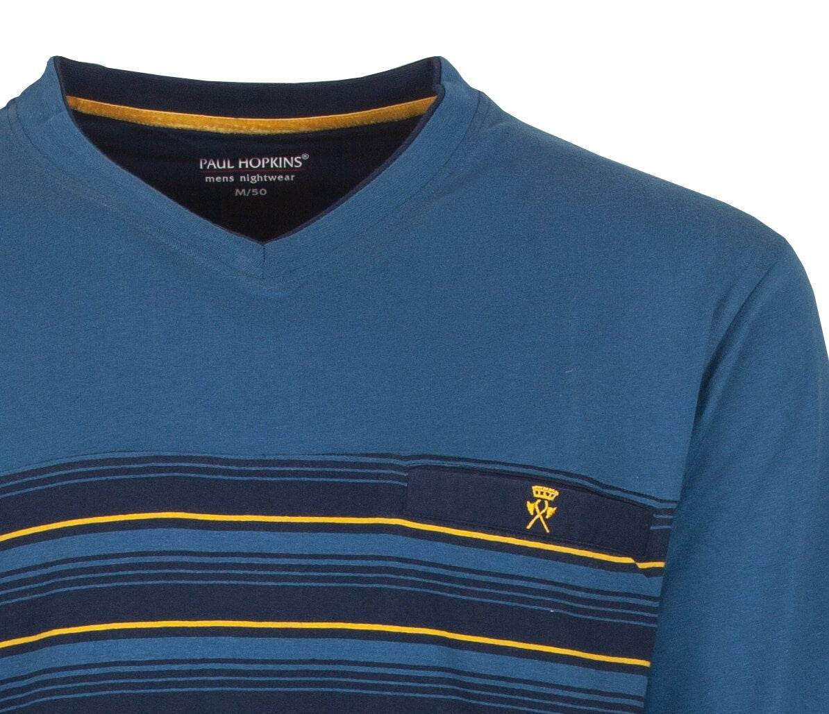 Blauwe pyjama top met V-hals, gestreept patroon op de borst en Paul Hopkins logo in geel en blauw