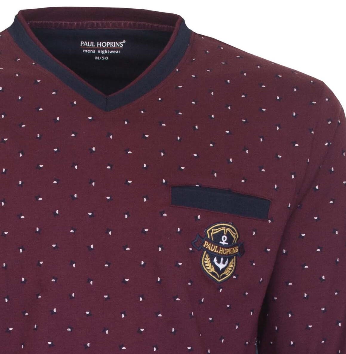 Bordeaux rode pyjama met witte stippen, V-hals en Paul Hopkins logo op de borst. Gemaakt van 100% katoen.