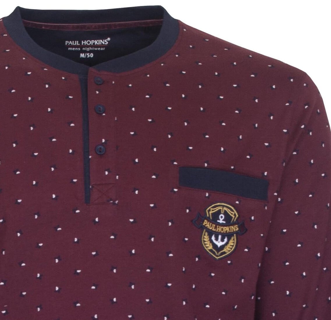 Bordeaux rode pyjama met witte stippen, donkerblauwe kraag en zakje, Paul Hopkins logo op de borst