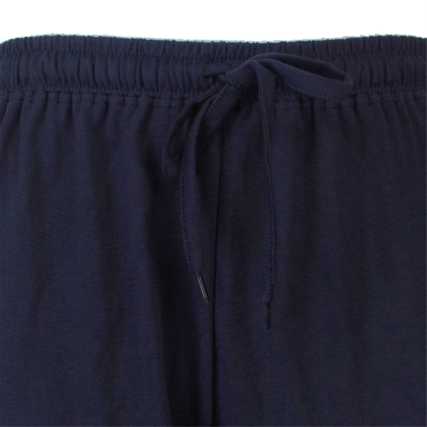 Close-up van een donkerblauwe pyjama broek met elastische tailleband en aantrekkoord aan de voorkant.