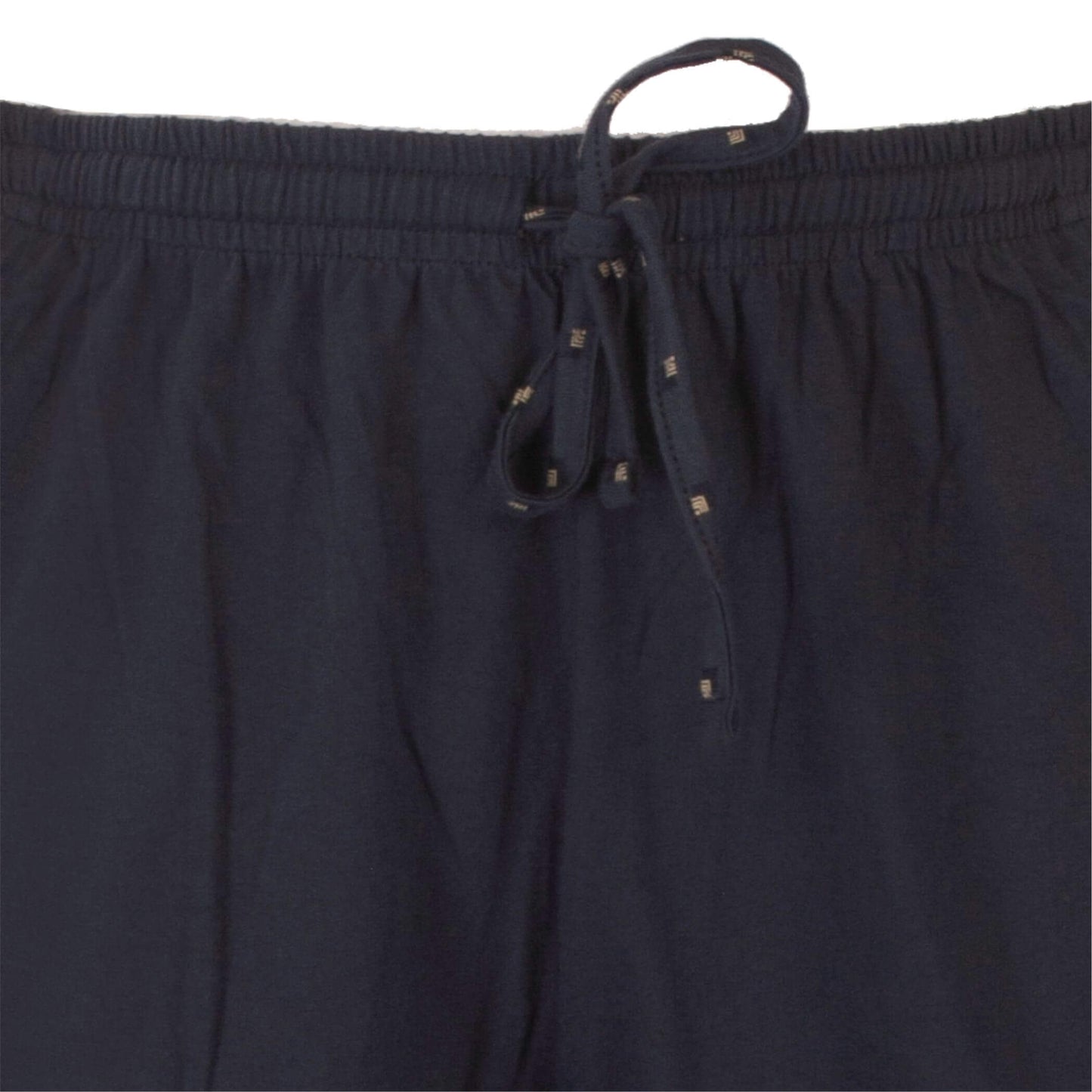 Close-up van een donkerblauwe pyjama broek met elastische tailleband en aantrekkoord met metalen uiteinden.