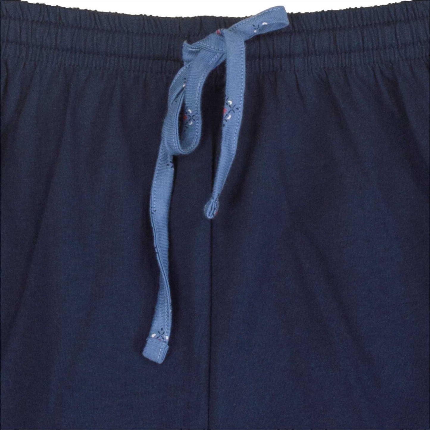 Close-up van een donkerblauwe pyjama broek met lichtblauw trekkoord en elastische tailleband.