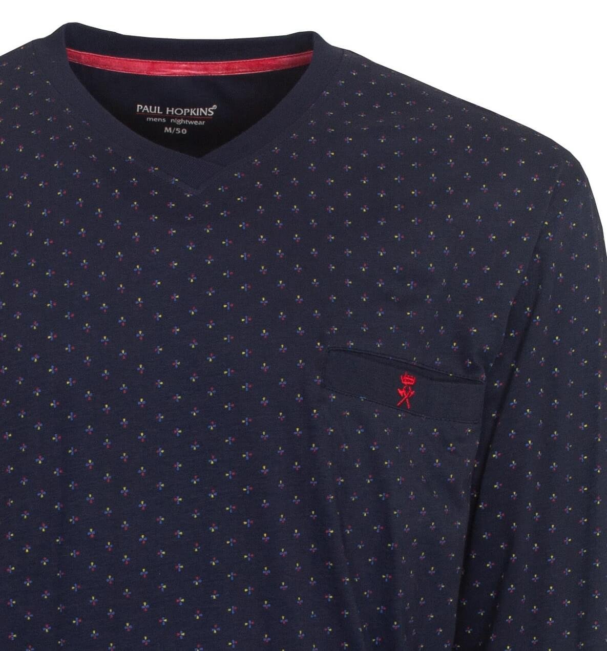 Donkerblauwe pyjama top met V-hals, stippenpatroon, rood geborduurd logo op borstzakje