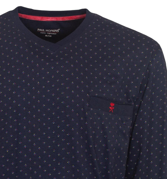 Donkerblauwe pyjama top met V-hals, stippenpatroon, rood geborduurd logo op borstzakje