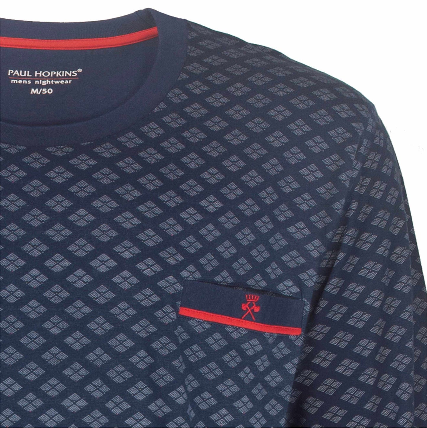 Donkerblauwe pyjama met geometrisch patroon, Paul Hopkins logo en rood accent op de borstzak