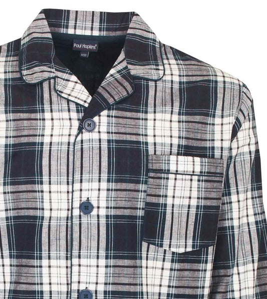 Blauw geruite doorknoop pyjama met revers, lange mouwen en borstzakje. Klassiek ontwerp van Paul Hopkins.