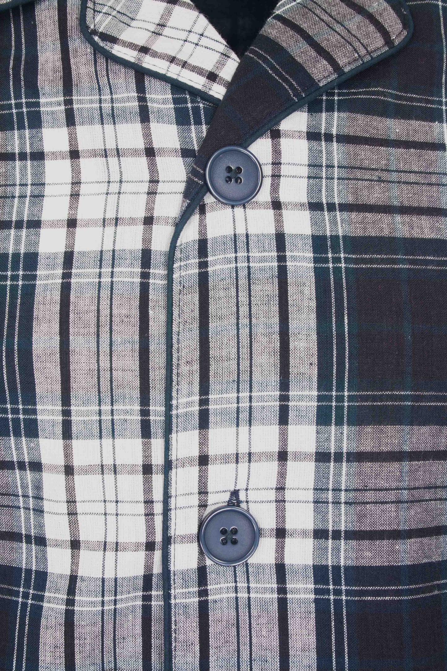 Close-up van een blauw geruite pyjama met doorknoop-design, toont twee grijze knopen en een klassieke reverkraag.
