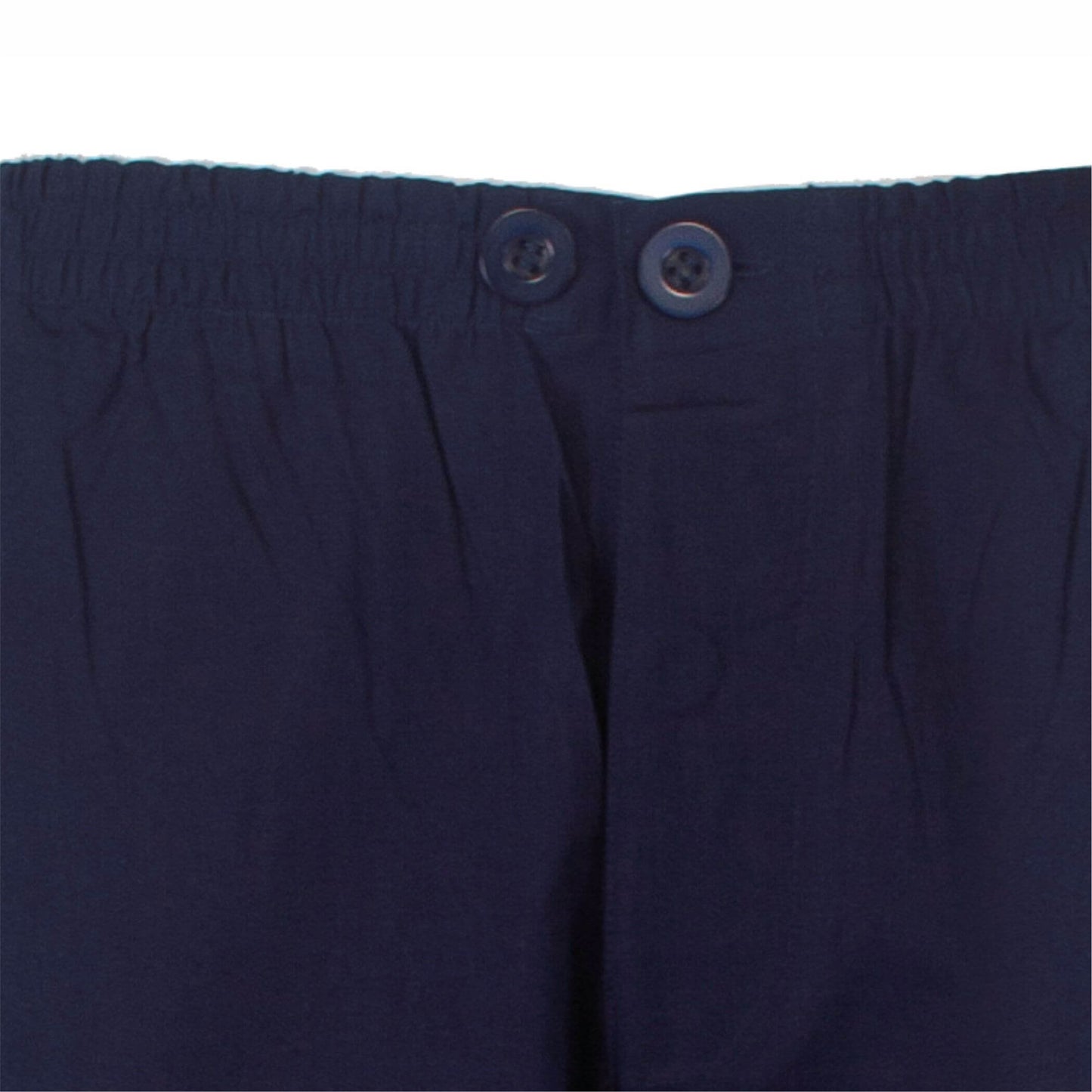 Close-up van de tailleband van een donkerblauwe pyjama met elastiek en twee knopen voor sluiting.
