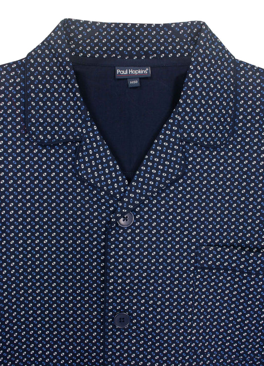 Donkerblauwe pyjama met fijn wit patroon, doorknoop-stijl, revers kraag en borstzakje van Paul Hopkins.