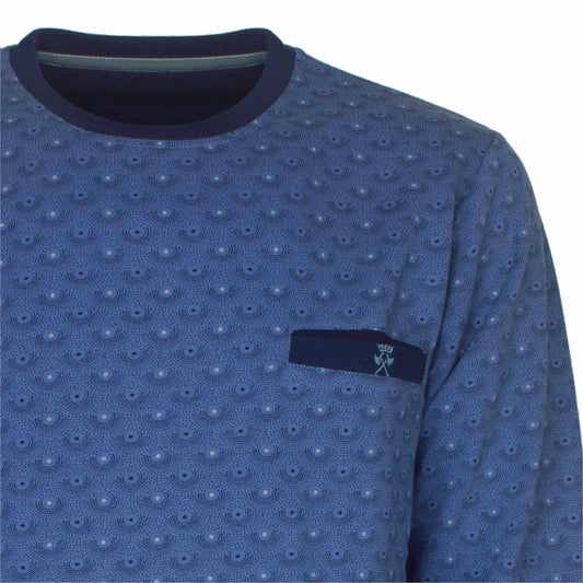 Blauwe fleece pyjama met ronde hals en subtiel stippenpatroon, voorzien van een donkerblauw borstzakje met logo.