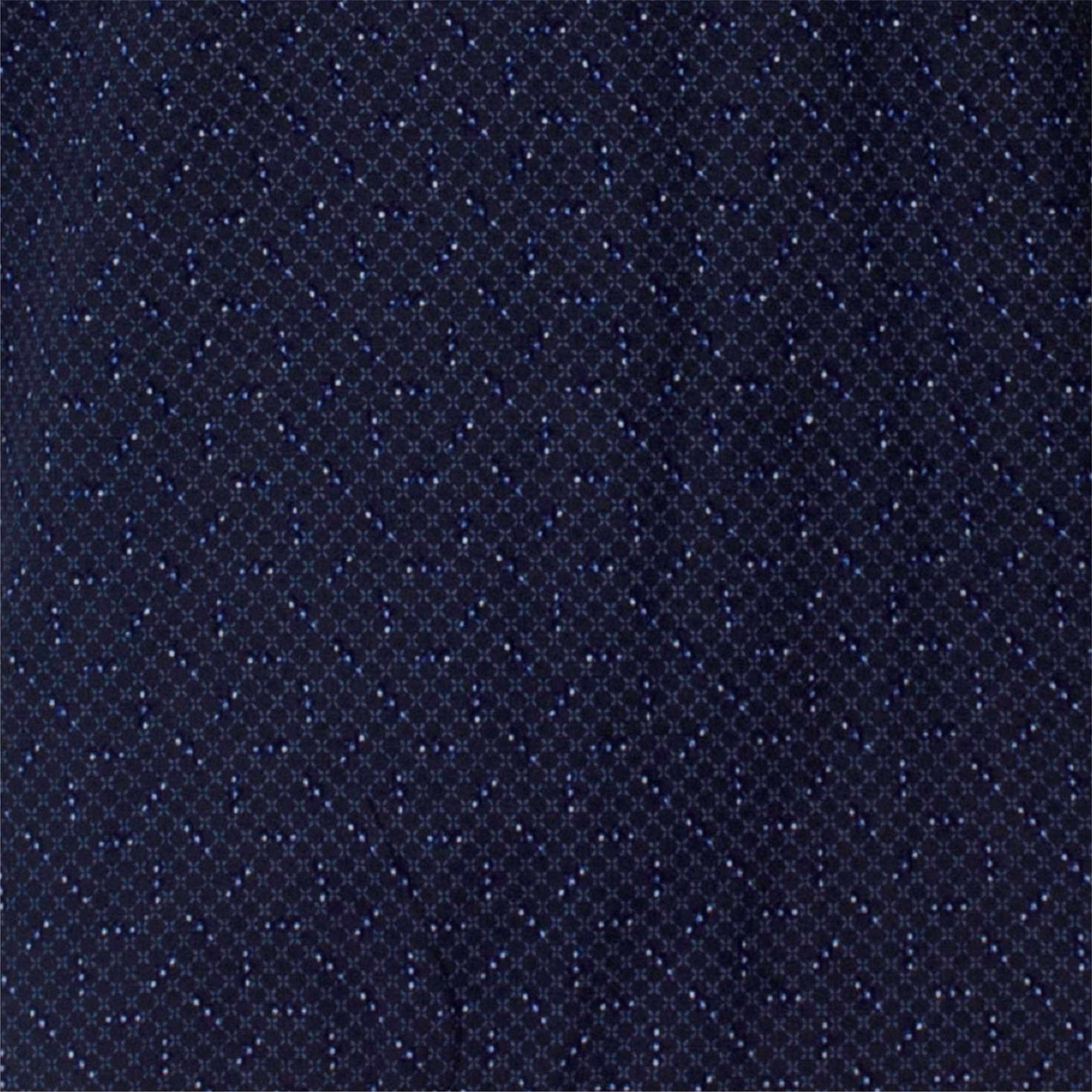 Close-up van een donkerblauwe stof met een fijn geometrisch patroon, lijkend op een pyjama-textiel.