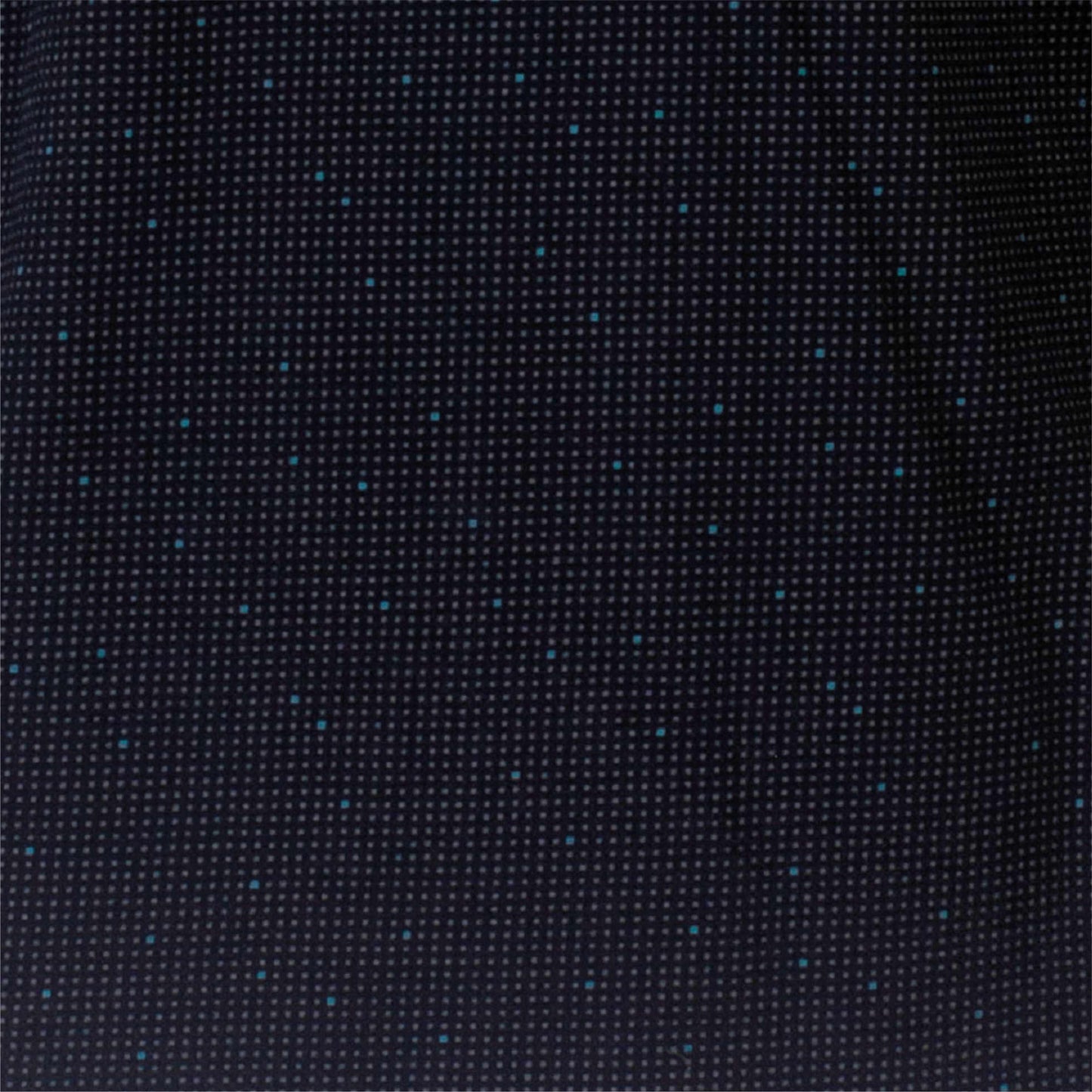 Close-up van een donkerblauwe stof met kleine lichtblauwe stippen in een regelmatig patroon verspreid.