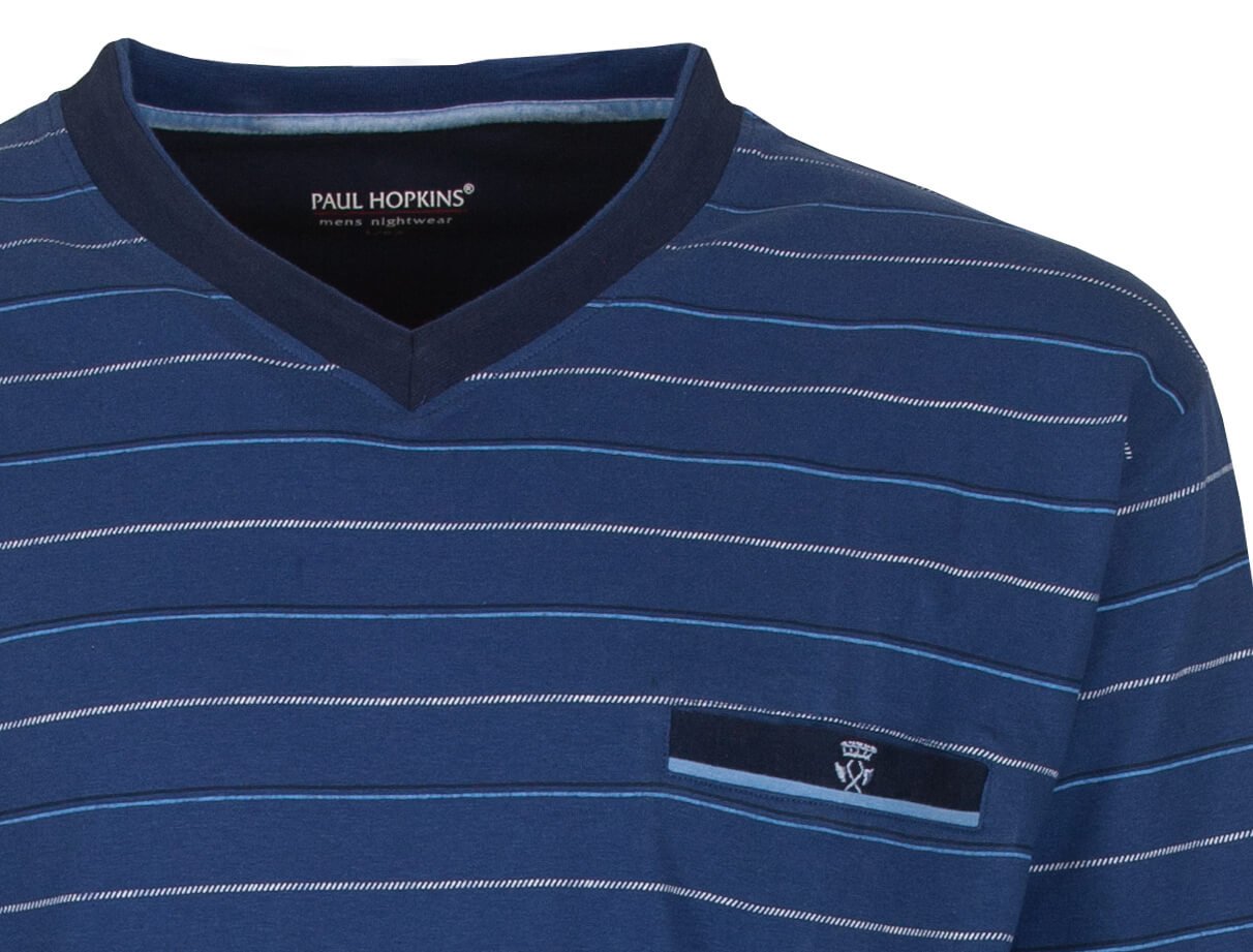 Blauwe gestreepte pyjama top van Paul Hopkins met V-hals en klein logo op de borst, gemaakt van katkatoen.