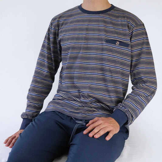 Gestreepte blauwe pyjama met lange mouwen en ronde hals, gedragen met bijpassende blauwe broek.