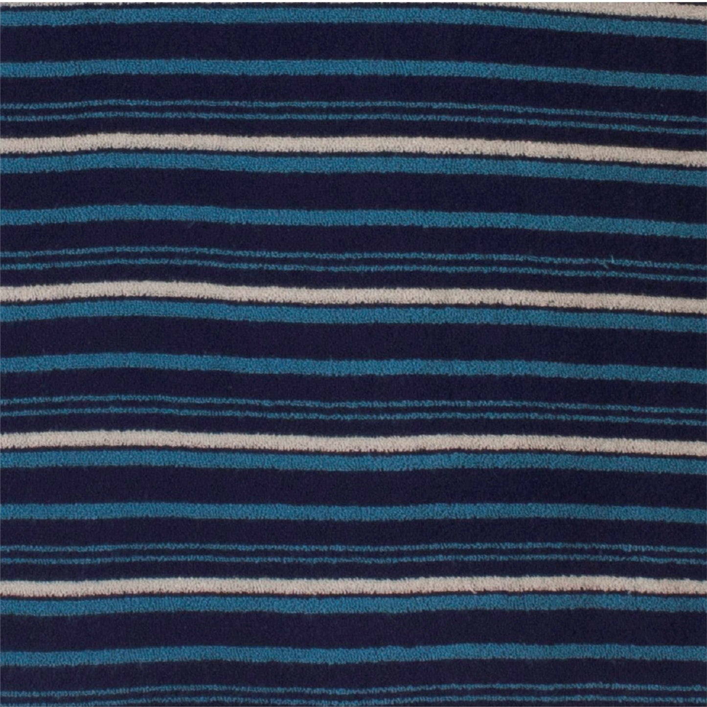 Close-up van gestreepte stof in verschillende tinten blauw en wit, gebruikt voor een Paul Hopkins pyjama.